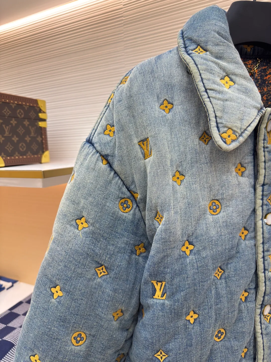 LOUIS VUITTON padded denim jacket-style shirt ●Authentic product: purchased and developed for 35999 ●Item number: 1680499-D10 ●Material: denim fabric ●Technology: washed production ●Version: fitted version ●Weight: about 1795 grams ●Size: 46-48-50-52 ●Description: This padded denim jacket-style shirt comes from the 2024 spring and summer show, decorated with a full-frame Monogram Quilted effect embroidery. The washed effect gives a soft and distressed look, adding a unique touch to winter outings. The overall wiring is straight and delicate, the fabric is comfortable and soft, and the color is consistent without color difference. It can be matched with the same style to create a fashionable look and control various occasions. Customized accessories, complete with three standards, same style for men and women!